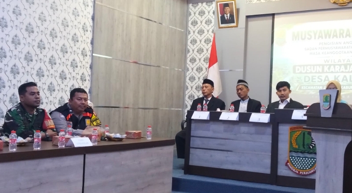 Sinergitas TNI-POLRI, Bhabinkamtibmas Polsek Jatisari Bersama Babinsa Monitoring Pengisian Anggota BPD Desa Kalijati ‎