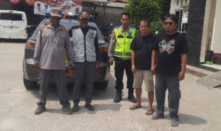 Patroli Sapa Warga, Personil Polsek Jatisari Sambangi Anggota Linmas dan Warga di Kantor Desa Jatibaru