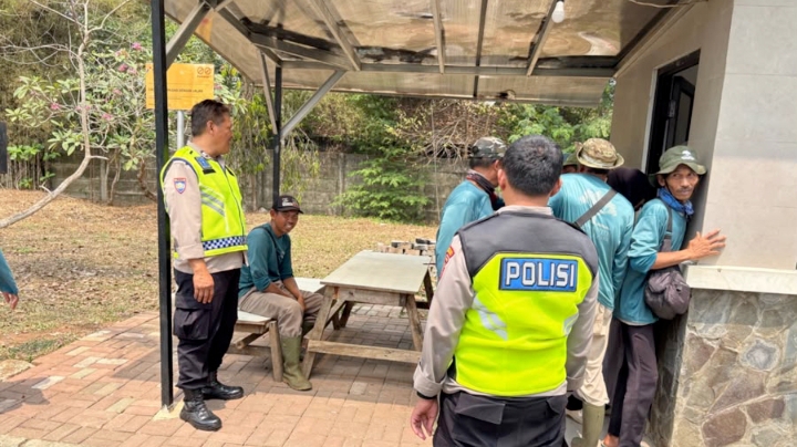 Personel Polsek Telukjambe Barat Patroli Sapa Warga Kp Kaligandu