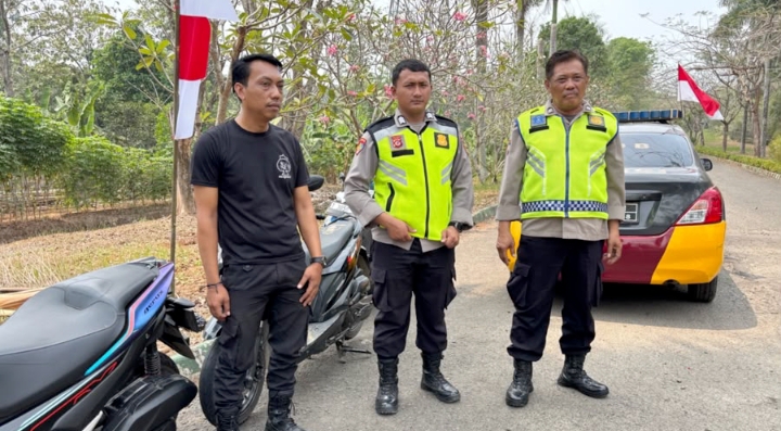 Patroli Siang Polsek Telukjambe Barat Sapa Warga Sambangi Security Graha Memorial Park