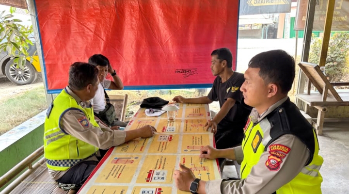 Personil Polsek Telukjambe Barat Himbau Warga Kp Karadak Edukasi Dampak TPPO  ‎