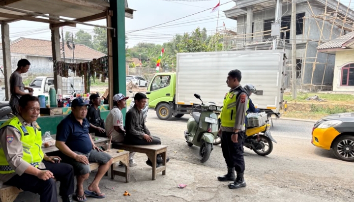 Personil Polsek Telukjambe Barat Patroli Sapa Warga, Edukasi Orangtua Terkait Kenakalan Remaja ‎