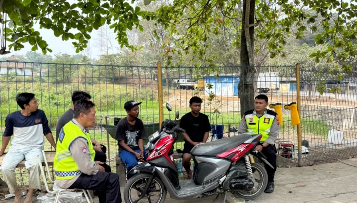 Sampaikan Nomor Layanan Polri Saat Personil Polsek Telukjambe Barat Melaksanakan Patroli Sapa Warga