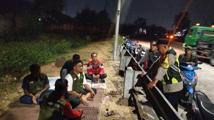 Patroli Malam Sapa Warga, Bhabinkamtibmas Polsek Klari Sambang Silaturahmi Kamtibmas di Pangkalan Ojeg