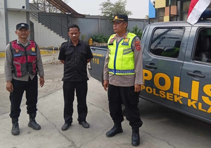 Kapolsek Klari Bersama Anggota Patroli Sapa Warga di Pertigaan Pancawati