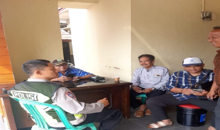 Bhabinkamtibmas Polsek Klari Sosialisasi Kamtibmas Jelang Pilkades Digital kepada Warga Desa Klari