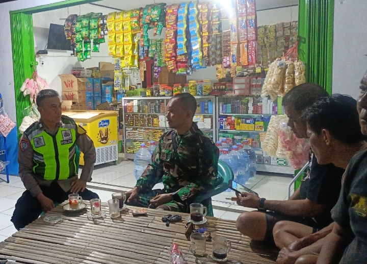 Bhabinkamtibmas Polsek Klari Bersama Babinsa Patroli Sapa Warga, Edukasi Kamtibmas