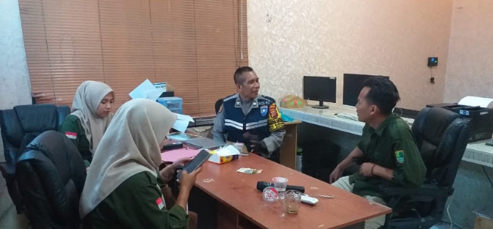 Bhabinkamtibmas Polsek Jatisari Sambang Silaturahmi ke Aparat Desa Barugbug
