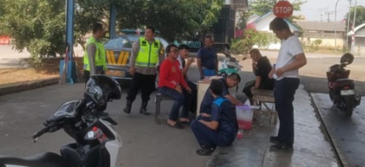 Personil Polsek Jatisari Melaksanakan Patroli Sapa Warga, Berikan Himbauan Kamtibmas Di Jembatan Timbangan Balonggandu