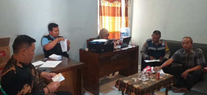 Bhabinkamtibmas Polsek Jatisari Patikan Kegiatan Pemilihan Anggota BPD di Desa Batugbug Kondusif