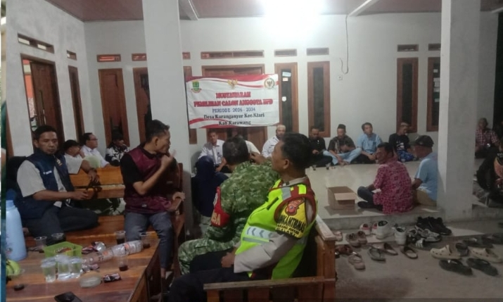 Bhabinkamtibmas Polsek Klari Monitoring Pemilihan Anggota BPD Dusun Cariu Desa Karanganyar