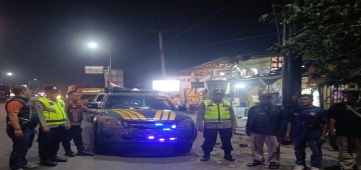 Personel Gabungan Piket Fungsi Polsek Klari Lakukan Patroli Patroli Malam Antisipasi Tindak Kriminalitas