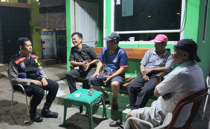 Personel Polsek Klari Patroli Sapa Warga Perum Bumi Kosambi Permai Saat Ronda Malam