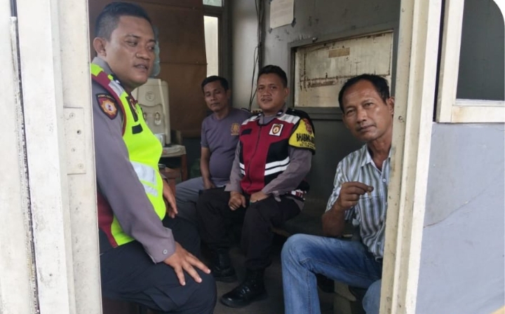 Patroli Siang Polsek Telukjambe Barat Sapa Warga Sambangi Security Mahogany