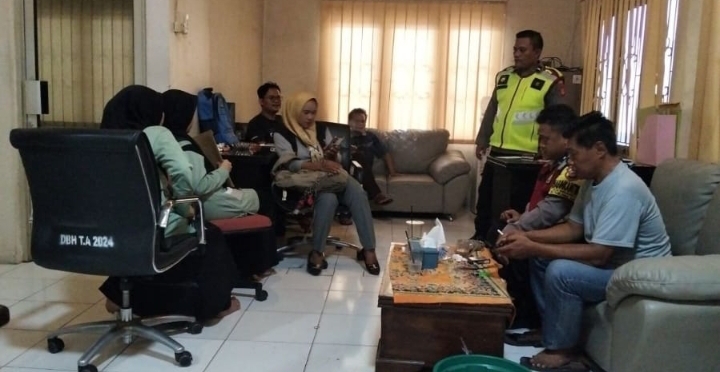 Personil Polsek Telukjambe Barat Sambang Silaturahmi ke Balai Desa Margamulya