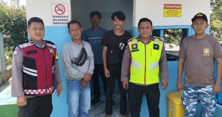 Personil Polsek Telukjambe Barat Sambangi SPPG Dusun Jatikarya