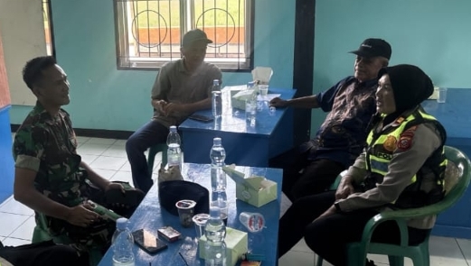 Kapolsek Telukjambe Barat Patroli Sapa Warga, Sosialisasikan Pilkades Digital di Desa Mekarmulya