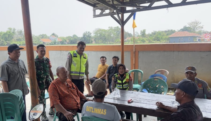 Kapolsek Telukjambe Barat Sapa Warga, Sampaikan Pesan Kamtibmas kepada Anggota Linmas dan Warga Kampung Rancapaku