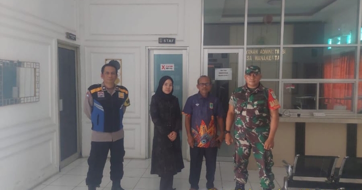 Personil Polsek Telukjambe Barat bersama Anggota TNI AD Melaksanakan Patroli Sapa Warga