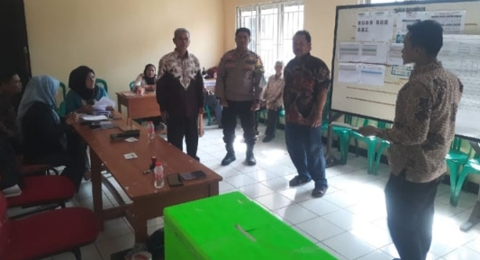 Personel Polsek Jatisari Monitoring dan Pengamanan Pemilihan Ketua BPD Desa Telarsari ‎