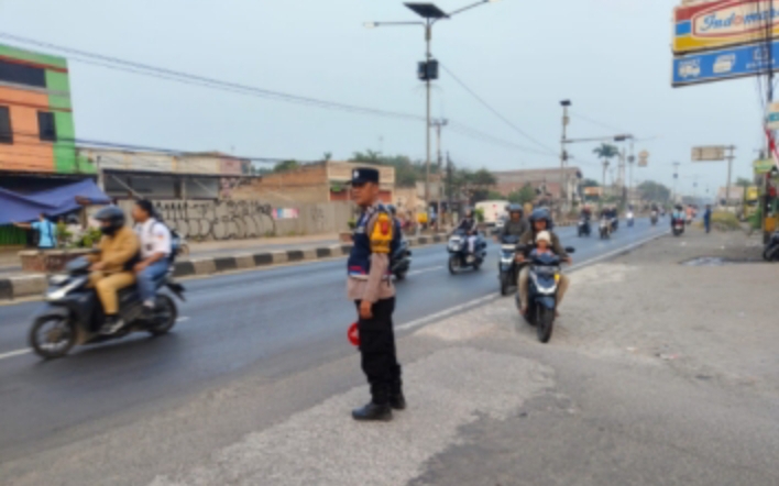 Personil Polsek Klari Bersama Dishub Kolaborasi Sapa Pagi Atur Arus Lalu Lintas di Jalan Raya Klari-Kosambi