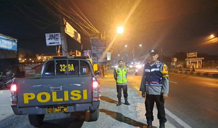 Pastikan Pertigaan Kopel Kondusif, Personel Polsek Klari Lakukan Patroli Malam