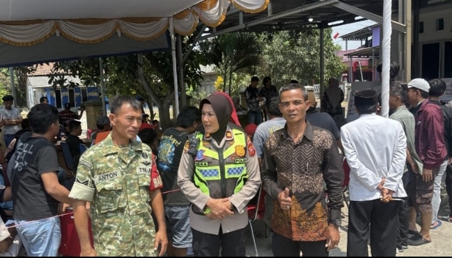 Sinergitas TNI-Polri Monitoring Kegiatan Pemilihan Anggota BPD Desa Karangligar