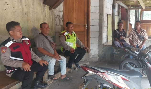Personil Polsek Telukjambe Barat Sambangi Warga Dusun Jatikarya