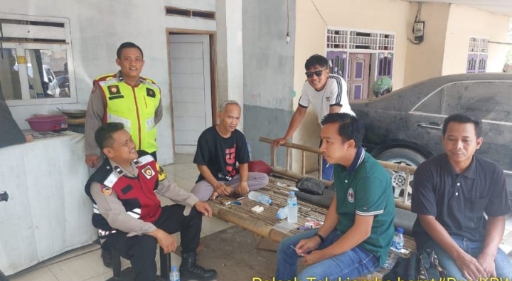 Personel Polsek Telukjambe Barat Sosialisasikan Pilkades Digital kepada Warga Dusun Jati