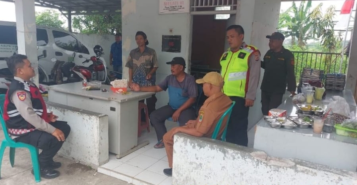 Personil Polsek Telukjambe Barat Patroli Sapa Warga Ngawangkong Kamtibmas Bareng Warga Dusun Badami