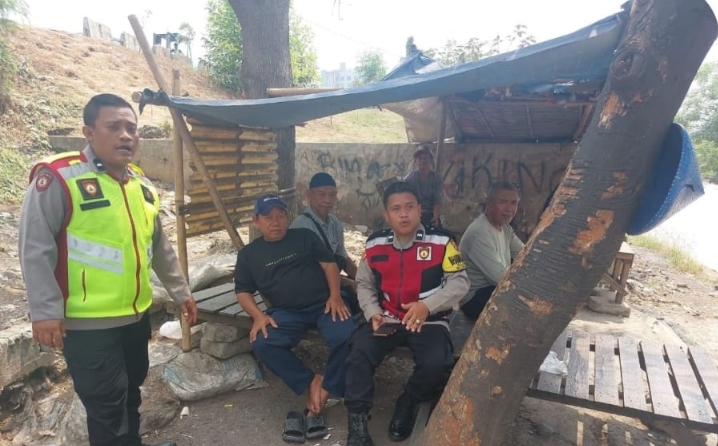 Sambangi Warga Dusun Badami, Ini Pesan Kamtibmas Saat Personel Polsek Telukjambe Barat Patroli Sapa Warga