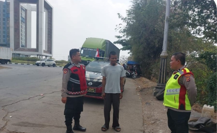 Pastikan Bunderan Novotel Aman, Personil Polsek Telukjambe Barat Lakukan Patroli 