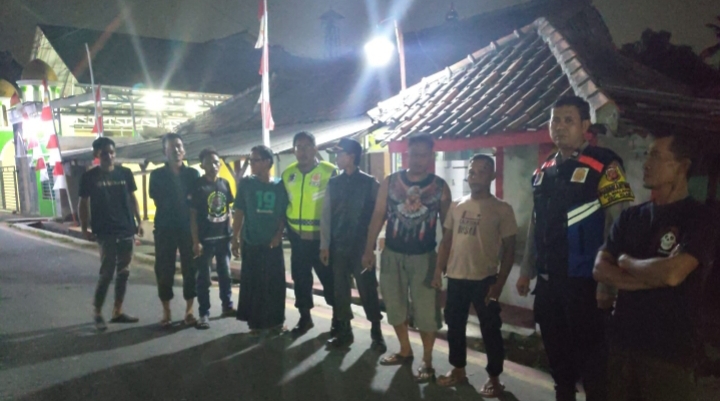 Personel Polsek Klari Patroli Dialog Sapa Warga di Poskamling Dusun Babakan Saat Ronda Malam