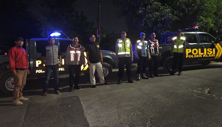 Patroli Bersinggungan Polsek Klari Bersama Polsek Ciampel Pastikan Perbatasan Aman Kondusif