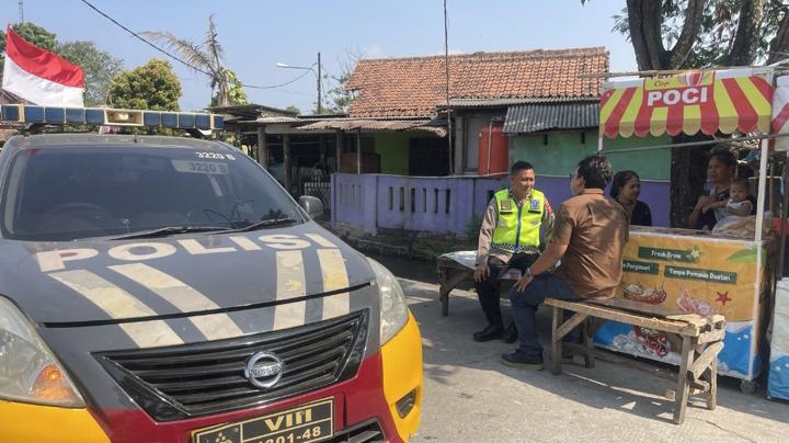 Sambangi Warga Desa Karangmulya, Personel Polsek Telukjambe Barat Patroli Sapa Warga