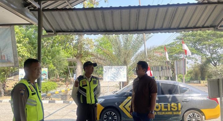 Patroli Siang Polsek Telukjambe Barat Sapa Warga Sambangi Security Pertamina SP Cicauh