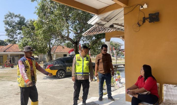 Personil Polsek Telukjambe Barat Patroli Sapa Warga Ngawangkong Kamtibmas Bareng Warga Pangasinan