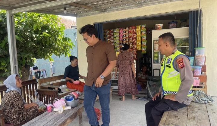 Personil Polsek Telukjambe Barat Patroli Sapa Warga Sampaikan Himbauan Kamtibmas