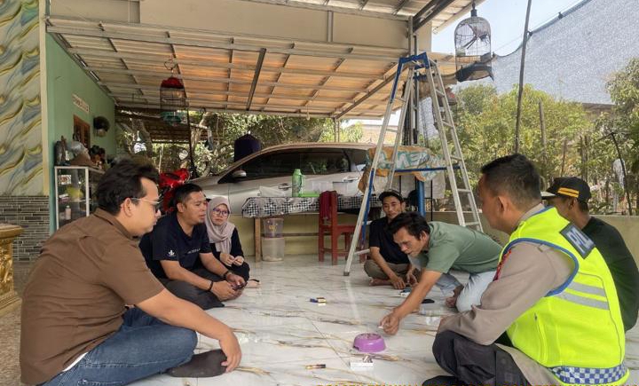 Personil Polsek Telukjambe Barat Sosialisasi Kamtibmas Jelang Pilkades Digital kepada Warga Desa Parungsari
