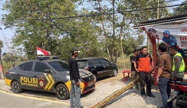 Personil Polsek Telukjambe Barat Melaksanakan Patroli Sapa Warga Sampaikan Nomor Layanan Kepolisian