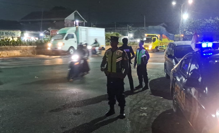 Personil Polsek Klari Lakukan Patroli Malam Sasaran Lampu Merah Karawang Timur