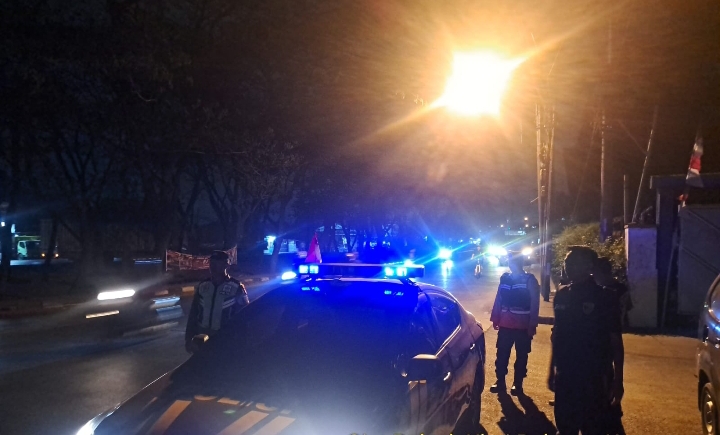 Polsek Klari Lakukan Patroli Blue Light Malam di Bunderan Masari