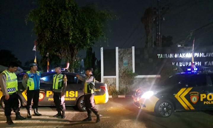 Patroli Malam Polsek Klari Bersama Polsek Purwasari Pastikan Perbatasan Aman Kondusif