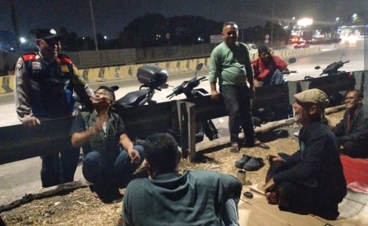 Bhabinkamtibmas Polsek Klari Patroli Sapa Warga Malam, Sambangi Ojek Pangkalan di Interchange Tol Karawang Timur