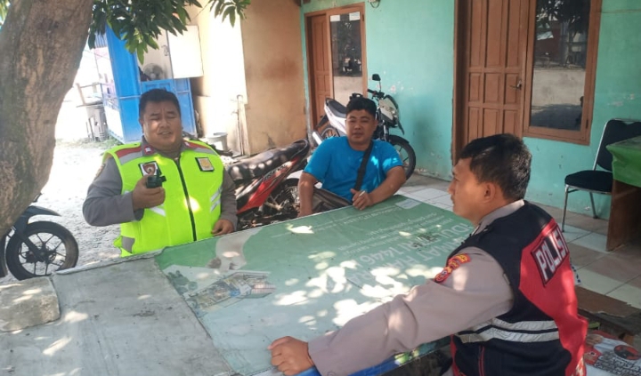 Patroli Sapa Warga, Personil Polsek Telukjambe Barat Sampaikan Himbauan Kamtibmas