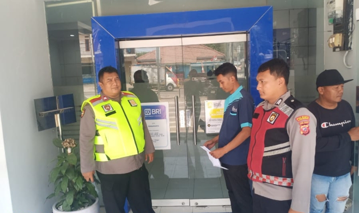 Personil Polsek Telukjambe Barat Perkuat Sinergi dan Keamanan di Perbankan ‎