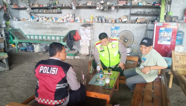 Personil Polsek Telukjambe Barat Ngawangkong Kamtibmas Bareng Warga Kaligandu