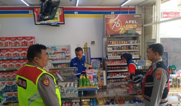 Patroli Sapa Warga Polsek Telukjambe Barat, Himbau Kamtibmas Kepada Karyawan Indomart