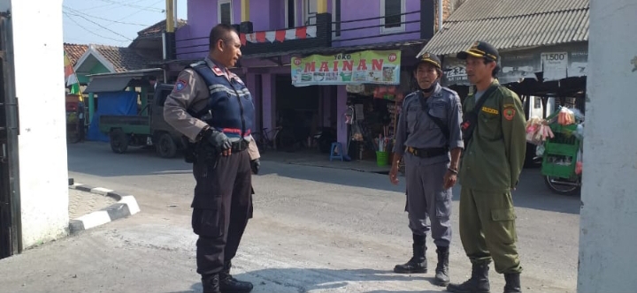 Perkuat Kamtibmas, Bhabinkamtibmas Polsek Jatisari Sambangi Anggota Linmas