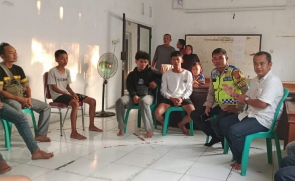 Bhabinkamtibmas Polsek Jatisari Sosialisasi Kamtibmas Jelang Pilkades Digital kepada Warga ‎